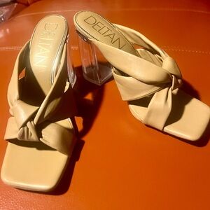 Beautiful beige front knot shoes by Deltan